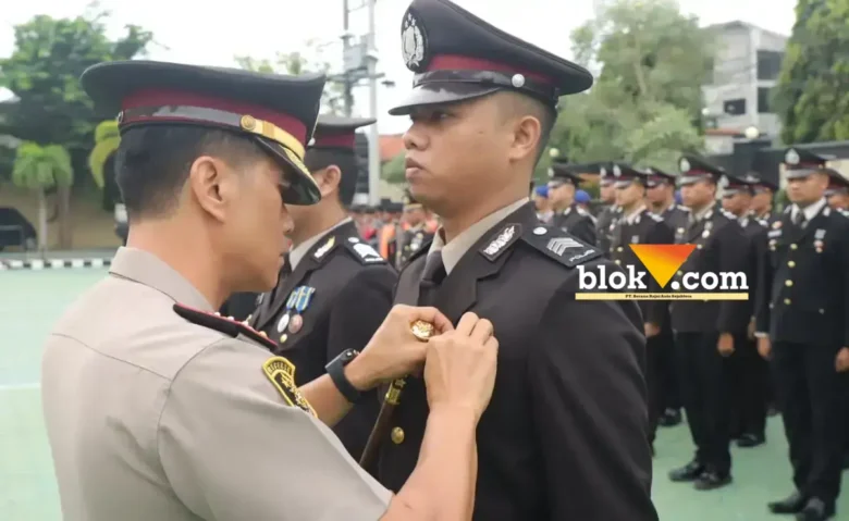 Kapolresta Banyuwangi, Kombes Pol. Dr. Rofiq Ripto Himawan, saat memimpin upacara Penghargaan Satyalancana Pengabdian, Senin (26/1/2026)(blok-a.com/Pelni Rompis).