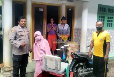 Jajaran Polsek Tegalsari saat membantu mengantar jemput Sahroni dan Siti Aisah, penyandang disabilitas ke Ponpes Darussalam Blokagung hingga ke rumahnya, Jum'at, (30/1/2026)(blok-a.com/Kuryanto)