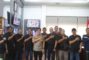 Foto bersama Pengurus PWI Kabupaten Banyuwangi dengan Kapolresta Banyuwangi Kombes Pol Rofiq Ripto Himawan, Rabu (21/1/2025)(Istimewa)