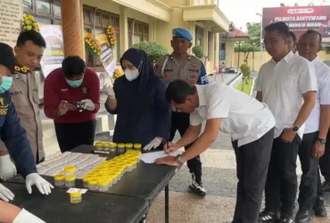 Polresta Banyuwangi saat gelar tes urine mendadak untuk seluruh personel di halaman Polresta Banyuwangi, Rabu (21/1/2026)(dok Humas Polresta).
