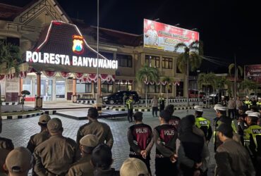 Jaga Harkamtibmas Polresta Banyuwangi Kembali Menggelar Patroli Gabungan Skala Besar Banyuwangi blok-a.com - Polresta Banyuwangi menggelar patroli gabungan skala besar pada Sabtu (6/9/2025) malam untuk menjaga stabilitas keamanan wilayah dan merespons dinamika situasi terkini. Apel dipimpin langsung oleh Kapolresta Banyuwangi, Kombes Pol. Rama Samtama Putra, dan dihadiri oleh Pejabat Utama (PJU) Polresta serta melibatkan personel dari berbagai instansi, termasuk Kodim 0825 Banyuwangi, Satpol PP, dan organisasi masyarakat Senkom. Patroli gabungan skala besar tersebut dilaksanakan sebagai bentuk antisipasi terhadap berbagai potensi gangguan keamanan dan ketertiban masyarakat (Harkamtibmas). Kehadiran aparat gabungan menunjukkan sinergi nyata antara Polri, TNI, pemerintah daerah, dan masyarakat dalam mewujudkan kondisi wilayah yang aman dan kondusif. Kapolresta Banyuwangi, menyampaikan bahwa kegiatan patroli ini merupakan langkah preventif sekaligus upaya menciptakan rasa aman di tengah masyarakat. "Melalui patroli skala besar, kami ingin memastikan masyarakat tetap merasa nyaman beraktivitas," ujarnya. Selama kegiatan, aparat gabungan melakukan pemantauan langsung di sejumlah lokasi yang dinilai rawan terjadinya gangguan, serta memberikan imbauan humanis kepada warga agar bersama-sama menjaga ketertiban dan keamanan lingkungan. Kombes Pol Rama menambahkan, bahwa agenda patroli serupa akan terus dilakukan. "Kami menekankan pentingnya kolaborasi antara aparat keamanan dengan masyarakat. Dukungan warga merupakan kunci utama dalam menjaga Banyuwangi agar selalu kondusif,” tegas Kombes Pol. Rama Samtama Putra. Hasil pantauan di lapangan menunjukkan situasi wilayah hukum Polresta Banyuwangi relatif aman, tertib, dan terkendali. Tidak ditemukan adanya insiden menonjol selama patroli berlangsung. Dengan melakukan langkah bersama diharapkan Banyuwangi menjadi semakin kokoh sebagai daerah yang aman, damai, dan nyaman untuk seluruh lapisan masyarakat. (Kur).