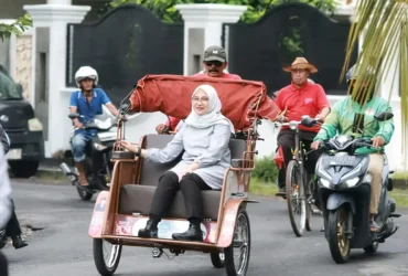 Bupati Banyuwangi Ipuk Fiestiandani berangkat kerja dengan becak listrik, Jumat (13/2/2026). (Istimewa)