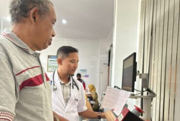 Caption : Dokter Spesialis Jantung dan Pembuluh Darah RSUD Genteng, dr. Hidayanto Perdana, SpJP, saat melakukan pemeriksaan pasien. (Dok Humas RSUD).