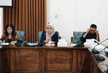 Ketua Komisi II DPRD Banyuwangi, Emy Wahyuni Dwi Lestari (tengah) saat Raker Program Ketahanan Pangan bersama instansi terkait, Kamis (12/2/2026)(blok-a.com/Istimewa)