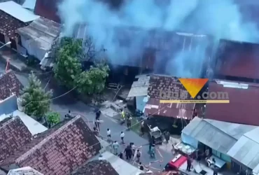 Tangkapan video kebakaran hebat yang menghanguskan enam kios di Pasar Tradisional Tiga Berlian, diduga akibat korsleting listrik, Senin (9/2/2026) siang. (blok-a.com/Kuryanto)