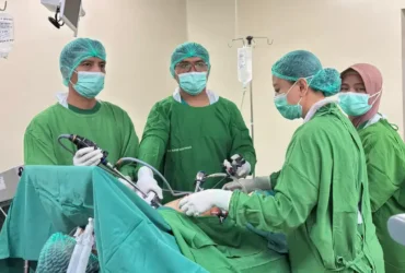 dr.Chakra SpB (tengah berkacamata) saat melakukan penanganan pasien batu empedu menggunakan teknik operasi laparoskopi. (foto: ist)