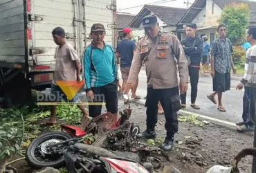 Personel Polsek Gambiran saat lakukan olah TKP insiden kecelakaan truk Box Vs motor yang terjadi di Jalan Raya Genteng jurusan Gambiran, Jum'at (13/2/2026)(blok-a.com/Kuryanto)