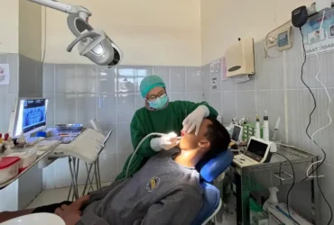 Dokter Gigi Spesialis Konservasi Gigi RSUD Genteng, drg. Ceples Dian Kartika Wisnu Putri, Sp.KG, saat melakukan pemeriksaan gigi pasien, Rabu (11/2/2026)(blok-a.com/Kuryanto)