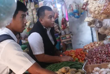 Jelang Ramadan 1447 Hijriah, Jajaran Polresta Banyuwangi melakukan pemantauan langsung ketersediaan dan harga bahan pokok di Pasar Banyuwangi, Senin (9/2/2026)(blok-a.com/Kuryanto).