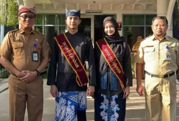 Plt Direktur RSUD Genteng, dr. Sugiyo, M.Kes (MARS)(pakai udeng khas Banyuwangi warna merah) saat berfoto bersama Duta Pelayanan. (dok Humas RSUD Genteng)