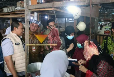 Satgas Pangan Banyuwangi saat sidak pasar tradisional dan modern, Kamis (12/2/2026). (Blok-a.com/Kuryanto)