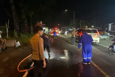 Unit Lantas Polsek Kalibaru yang dipimpin Aipda Aries Prasetiyanto bersama anggota saat membersihkan tumpahan solar di Jalur Provinsi Jember-Banyuwangi, tepat di depan Kantor Balai Desa Kalibaru Kulon, Rabu (11/2/2026) sore