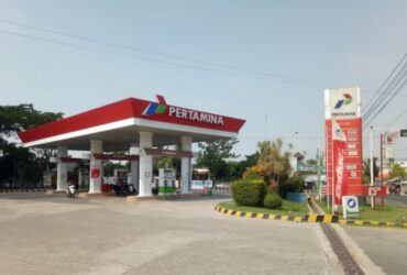 Teks foto : SPBU 54 611 02 yang terletak di Jalan Raya Deandles Nomor 99 Desa Golokan, Sidayu, Gresik tutup usai supply BBMnya di Blokir sepihak oleh Pertamina Patra Niaga. (blok-a.com/ivan) Pewarta : Ivan