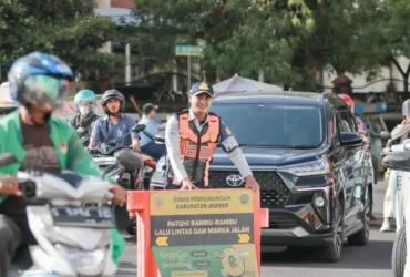 Personel Dinas Perhubungan Jember di tengah aktivitasnya mengatur lalu lintas dan membantu penerapan sistem satu arah (foto: ist)