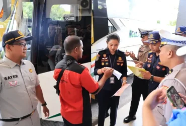 Personel Dishub Jember sedang menjalankan proses pemeriksaan ketat armada bus penumpang mudik Lebaran 2026