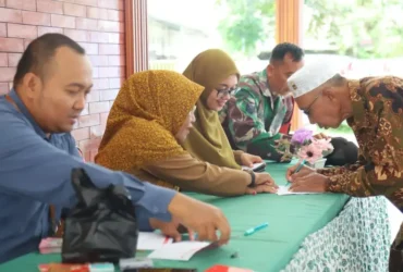 Penyaluran insentif untuk guru ngaji, modin, dan penyuluh agama nonmuslim yang dilakukan oleh Bagian Kesra Setdakab Jember (foto: ist)