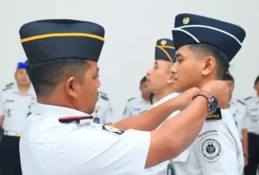 Kalapas Banyuwangi, I Wayan Nurasta Wibawa saat sematkan tanda pangkat baru kepada 30 pegawai Lapas, Selasa (31/3/2026)(dok Humas Lapas)