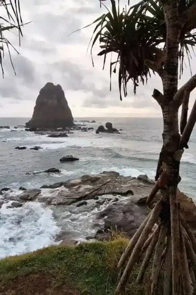 Pantai Watu Ulo, Jember dengan ciri khas pemandangan bukit karang di lepas pantai (foto: ist)