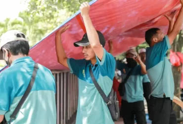 Personel gabungan dari berbagai OPD sedang melakukan penataan jalur pedestrian dan fasilitas publik di Jember (foto: ist)