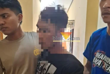 Unit Reskrim Polsek Pesanggaran saat amankan Adi Setiawan, anak durhaka yang tega anaiaya ibu kandungnya hingga meninggal dunia, Selasa (31/3/2026)(blok-a.com/Kuryanto).