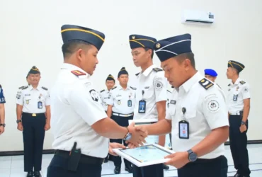 Kalapas Banyuwangi, I Wayan Nurasta Wibawa saat memberikan penghargaan kepada dua petugas Lapas, Selasa (31/3/2026)(foto: dok Humas Lapas)