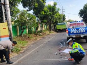 Caption : Piket lantas Satlantas Polresta Banyuwangi saat lakukan olah TKP lakalantas truk kontra motor di Jalan Raya Banyuwangi-Situbondo, yang menelan satu korban jiwa, Minggu (12/4/2026(blok-a.com/Kuryanto).