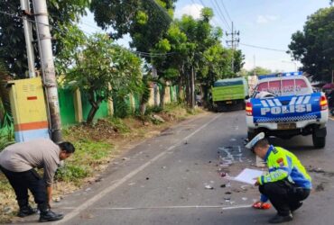 Caption : Piket lantas Satlantas Polresta Banyuwangi saat lakukan olah TKP lakalantas truk kontra motor di Jalan Raya Banyuwangi-Situbondo, yang menelan satu korban jiwa, Minggu (12/4/2026(blok-a.com/Kuryanto).