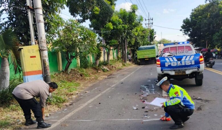 Caption : Piket lantas Satlantas Polresta Banyuwangi saat lakukan olah TKP lakalantas truk kontra motor di Jalan Raya Banyuwangi-Situbondo, yang menelan satu korban jiwa, Minggu (12/4/2026(blok-a.com/Kuryanto).