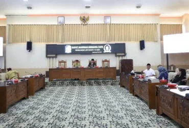 Banggar DPRD Banyuwangi bersama TAPD, saat menggelar rapat kerja dengan agenda pencermatan dan evaluasi LKPJ bupati akhir tahun anggaran 2025 (foto: istimewa)