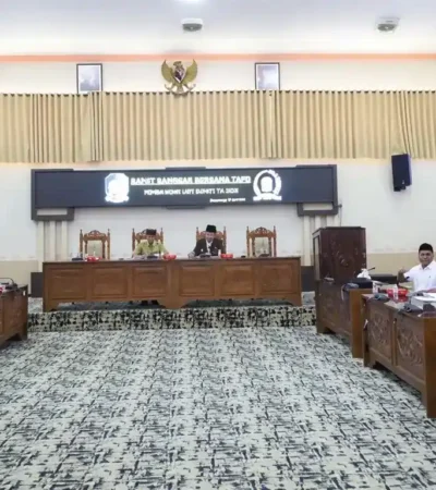 Banggar DPRD Banyuwangi bersama TAPD, saat menggelar rapat kerja dengan agenda pencermatan dan evaluasi LKPJ bupati akhir tahun anggaran 2025 (foto: istimewa)