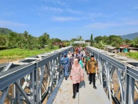 Bupati Ipuk saat meninjau jembatan darurat Sungailembu usai diterjang banjir pada 2025 lalu (foto: ist)