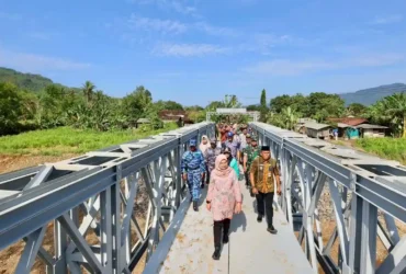 Bupati Ipuk saat meninjau jembatan darurat Sungailembu usai diterjang banjir pada 2025 lalu (foto: ist)