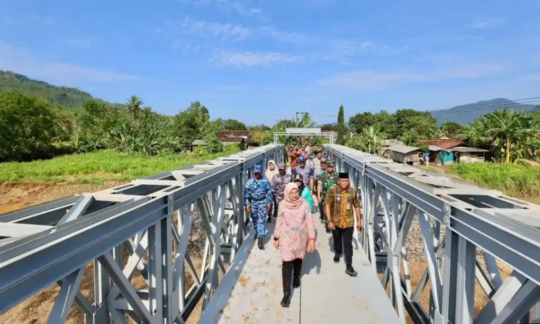 Bupati Ipuk saat meninjau jembatan darurat Sungailembu usai diterjang banjir pada 2025 lalu (foto: ist)