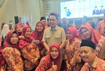 Bupati Jember Muhammad Fawait saat berfoto dengan para perawat PPNI usai halal bihalal di aula Pendopo Wahya Wibawa Graha, Sabtu siang (11/04/2026) (foto: ist)