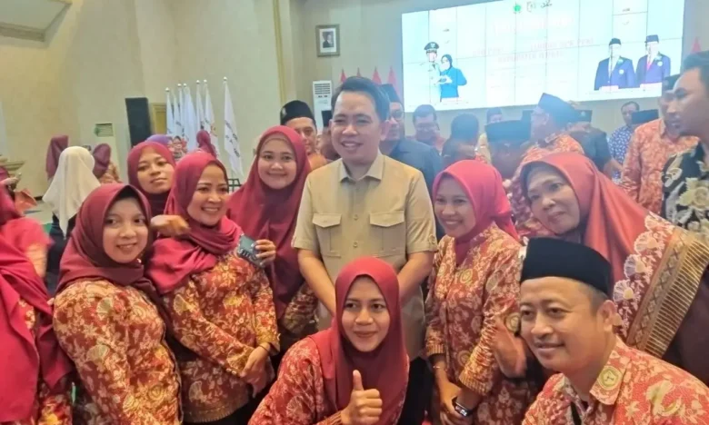 Bupati Jember Muhammad Fawait saat berfoto dengan para perawat PPNI usai halal bihalal di aula Pendopo Wahya Wibawa Graha, Sabtu siang (11/04/2026) (foto: ist)