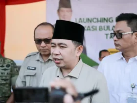 Bupati Jember Muhammad Fawait saat melepas armada distribusi bantuan bahan pangan, Jumat (10/04/2026) (foto: ist)