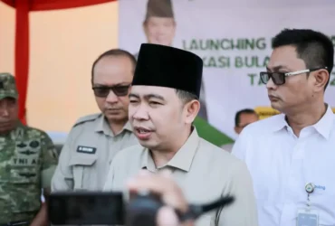 Bupati Jember Muhammad Fawait saat melepas armada distribusi bantuan bahan pangan, Jumat (10/04/2026) (foto: ist)