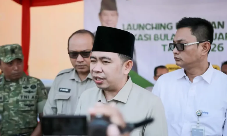 Bupati Jember Muhammad Fawait saat melepas armada distribusi bantuan bahan pangan, Jumat (10/04/2026) (foto: ist)