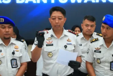Kalapas Banyuwangi, Solichin, saat memaparkan keberhasilan petugas penggeledahan yang telah mengamankan narkotika jenis sabu, bawaan pengunjung wanita berinisial EM, pada Press Release, Selasa (28/4/2026) (foto: dok Humas Lapas)