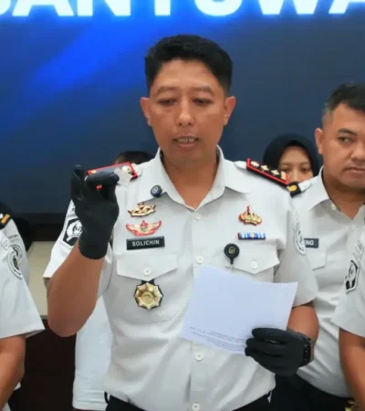 Kalapas Banyuwangi, Solichin, saat memaparkan keberhasilan petugas penggeledahan yang telah mengamankan narkotika jenis sabu, bawaan pengunjung wanita berinisial EM, pada Press Release, Selasa (28/4/2026) (foto: dok Humas Lapas)