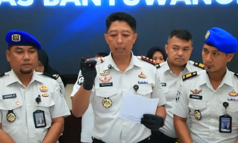 Kalapas Banyuwangi, Solichin, saat memaparkan keberhasilan petugas penggeledahan yang telah mengamankan narkotika jenis sabu, bawaan pengunjung wanita berinisial EM, pada Press Release, Selasa (28/4/2026) (foto: dok Humas Lapas)