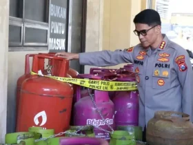 Kapolresta Banyuwangi Kombes Rofiq Ripto Himawan saat mengidentivikasi sejumlah BB tabung LPG 3 kilogram, 12 kilogram dan 50 kilogram di Mapolresta (Foto: Istimewa)
