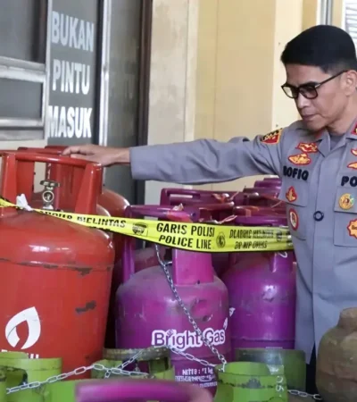 Kapolresta Banyuwangi Kombes Rofiq Ripto Himawan saat mengidentivikasi sejumlah BB tabung LPG 3 kilogram, 12 kilogram dan 50 kilogram di Mapolresta (Foto: Istimewa)