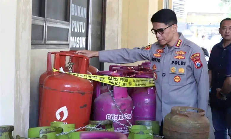Kapolresta Banyuwangi Kombes Rofiq Ripto Himawan saat mengidentivikasi sejumlah BB tabung LPG 3 kilogram, 12 kilogram dan 50 kilogram di Mapolresta (Foto: Istimewa)