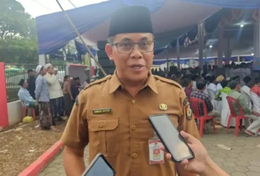 Kepala Dispendukcapil Pemkab Jember Bambang Saputro saat dimintai keterangan oleh awak media disela sela kegiatan Bunga Desaku di Kecamatan Mumbulsari Jember (foto: ist)
