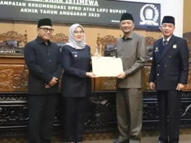 Ketua DPRD Banyuwangi, I Made Cahyana Negara memberikan dokumen rekomendasi LKPJ 2025 kepada Bupati Ipuk Fiestiandani, Selasa (28/4/2026) malam (foto: Blok-a.com/Kuryanto)