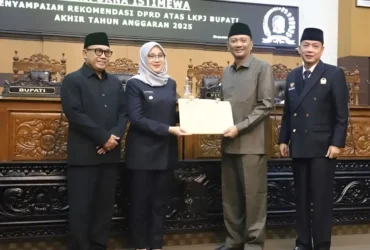 Ketua DPRD Banyuwangi, I Made Cahyana Negara memberikan dokumen rekomendasi LKPJ 2025 kepada Bupati Ipuk Fiestiandani, Selasa (28/4/2026) malam (foto: Blok-a.com/Kuryanto)