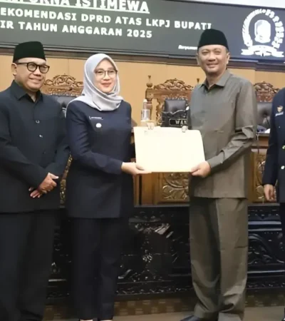 Ketua DPRD Banyuwangi, I Made Cahyana Negara memberikan dokumen rekomendasi LKPJ 2025 kepada Bupati Ipuk Fiestiandani, Selasa (28/4/2026) malam (foto: Blok-a.com/Kuryanto)