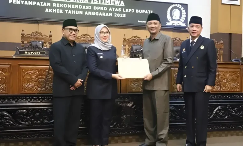 Ketua DPRD Banyuwangi, I Made Cahyana Negara memberikan dokumen rekomendasi LKPJ 2025 kepada Bupati Ipuk Fiestiandani, Selasa (28/4/2026) malam (foto: Blok-a.com/Kuryanto)