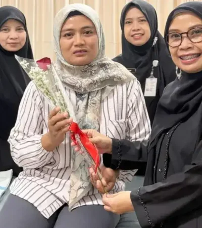 Ketua Tim Inovasi Kartini RSUD Genteng, dr. Daniek Wardhani bersama anggota saat menggelar aksi sosial bagi-bagi bunga pada pasien wanita, Selasa (21/4/2026)(foto: dok Humas RSUD)
